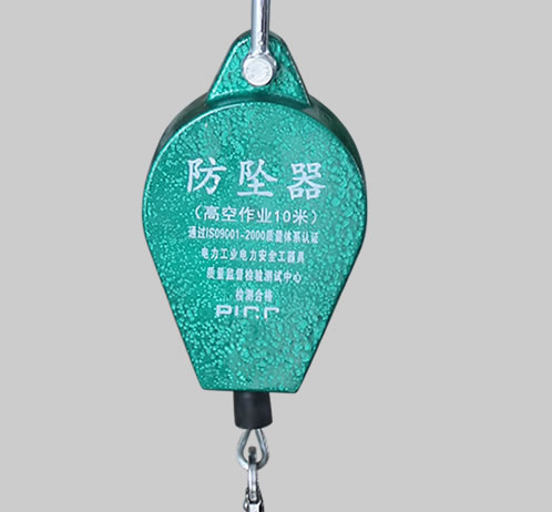 學(xué)校外墻粉刷需佩戴速差防墜器